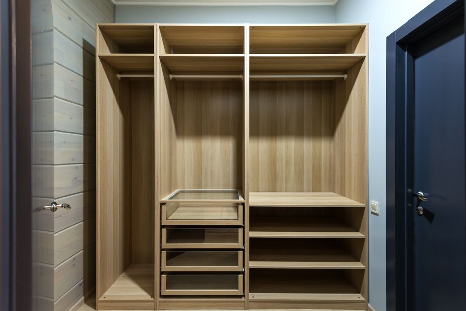 Modern closet drawers and shelving